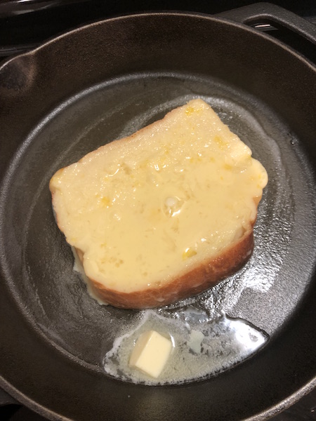 예열 된 팬에 버터와 빵을 넣어주는 모습