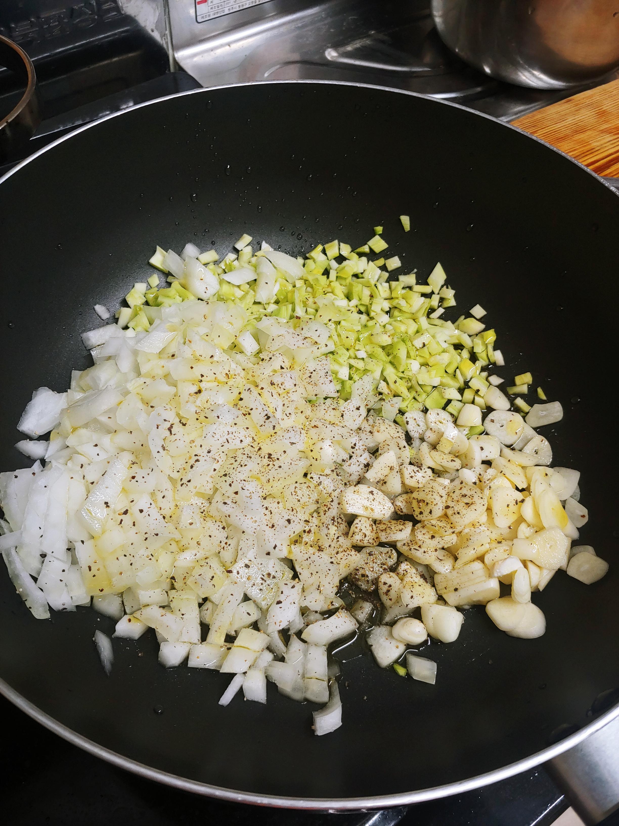 팬에-야채넣고-볶는-사진