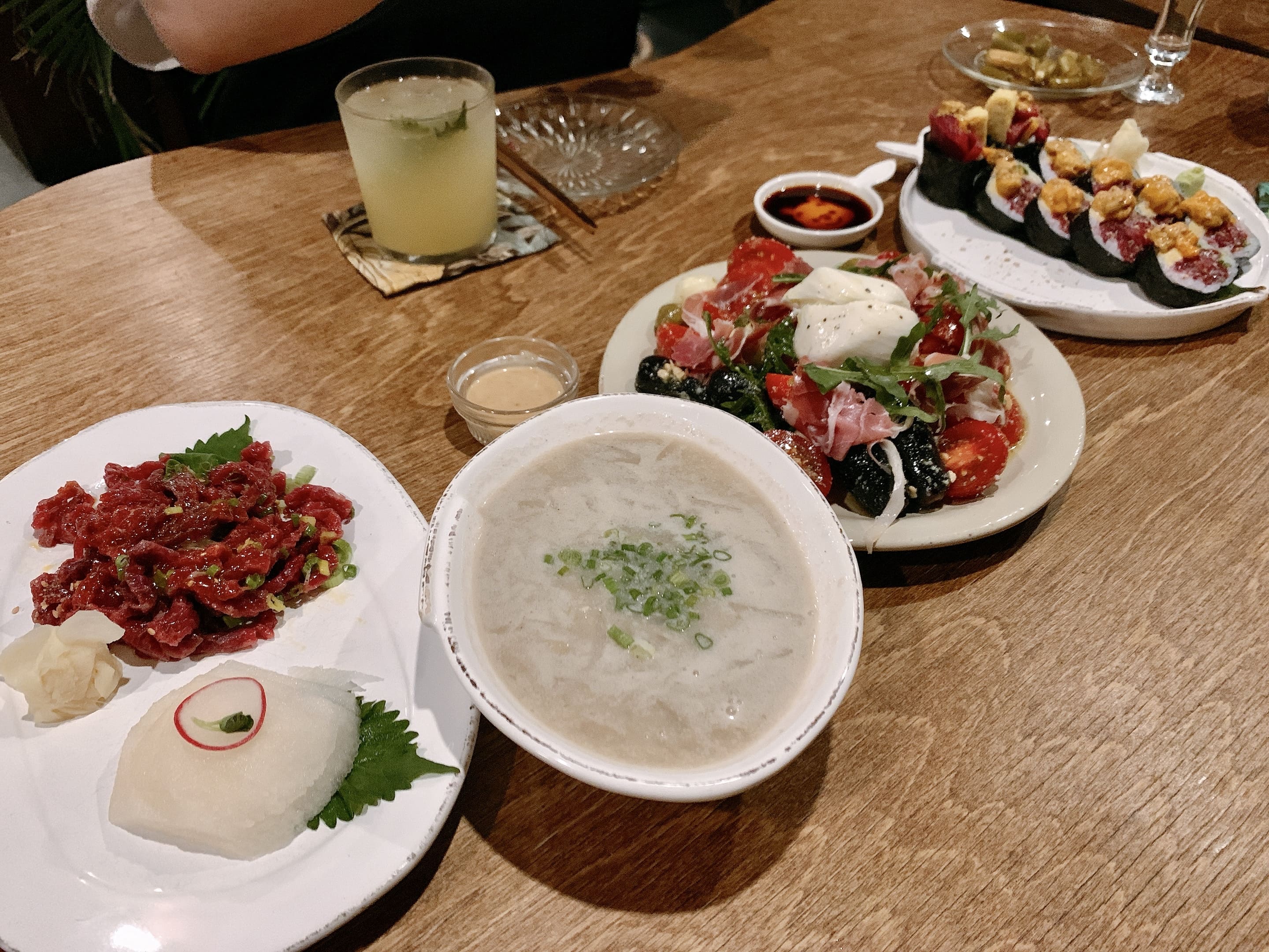 정대 말육회와 말국 부라타치즈 샐러드 그리고 생참치 김밥