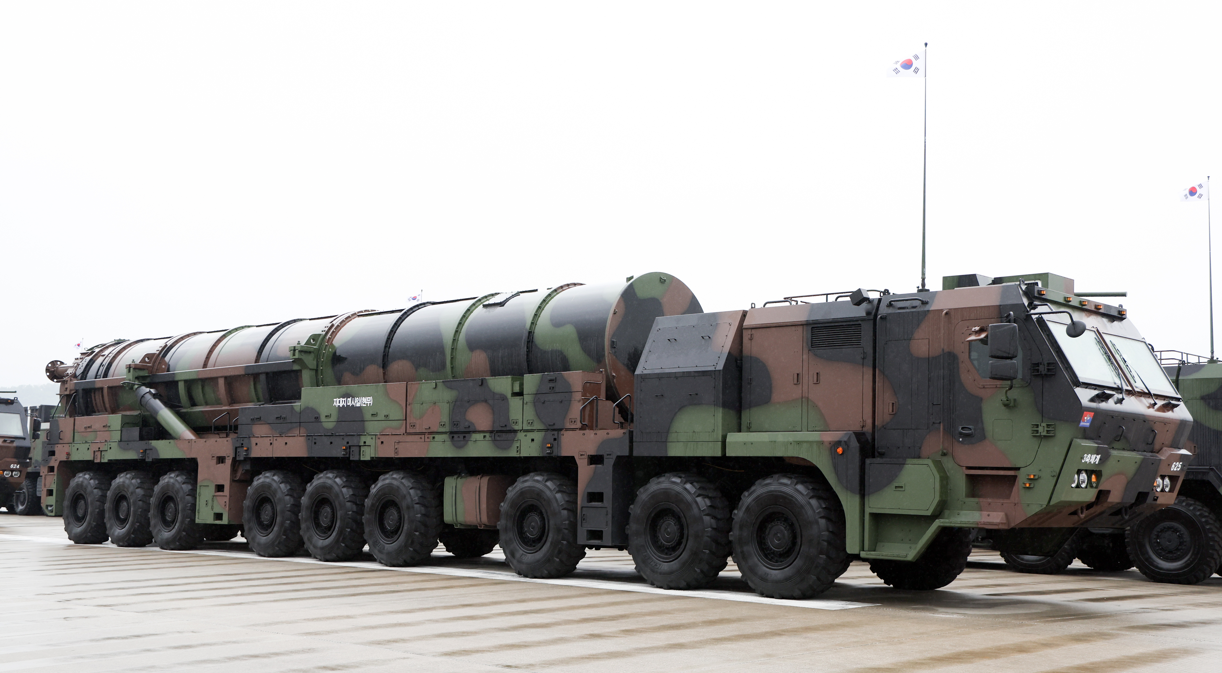 '괴물미사일' 현무-5부터 '죽음의 백조' B-1B 랜서, 그리고 시가행진까지... 건군 제76주년 국군의 날 이모저모 - 최초 공개된 '괴물 미사일' 현무-5와 서울 상공 비행한 미 공군 B-1B 랜서 '괴물미사일' 현무-5부터 '죽음의 백조' B-1B 랜서, 그리고 시가행진까지... 건군 제76주년 국군의 날 이모저모 - 최초 공개된 '괴물 미사일' 현무-5와 서울 상공 비행한 미 공군 B-1B 랜서