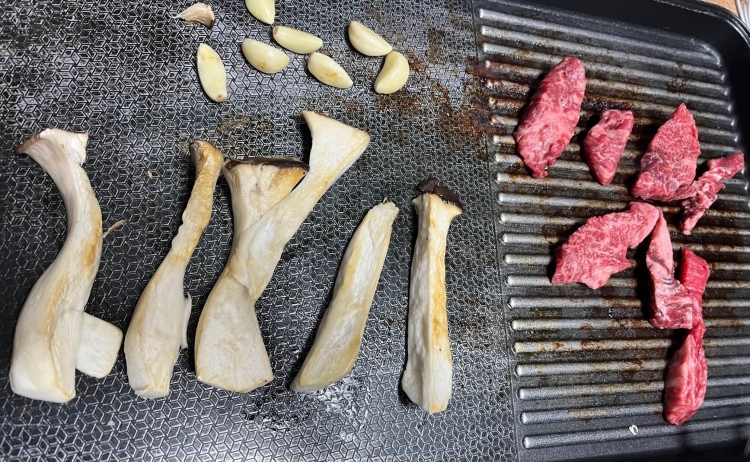 남아있는 고기 빨리 연기가 나면서 굽혀지지 않는 이유를 발견하게 되는 사진