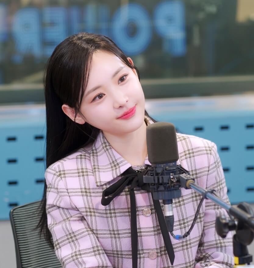 의자에앉아있는-긴머리여성의모습