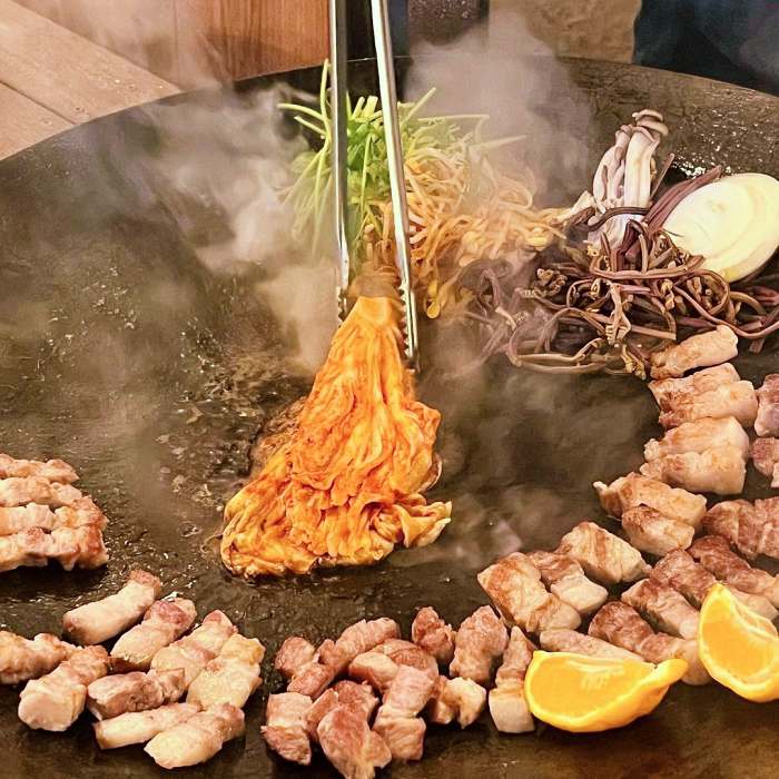  생방송 오늘저녁 솥뚜껑 제주 흑돼지 바베큐 한라산 뷰 캠핑장 서귀포 가게 3월24일 1988회 대박의 비밀 현무암 화덕 참나무 장작 가마솥 바비큐 가격 위치 어디