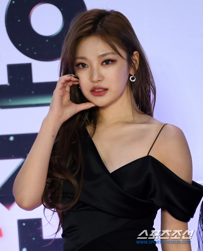  "오른쪽 눈 거의 안보여" 에스파 닝닝, 상큼한 100% 양갈래 머리 소녀...일본 오사카로 출국