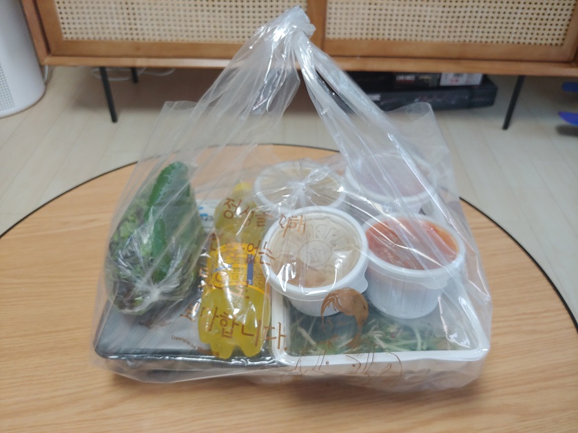 투명한-비닐에-담긴-포장용기-여러개