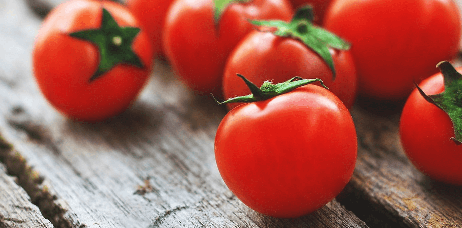 빨강색 토마토가 놓여있는 모습