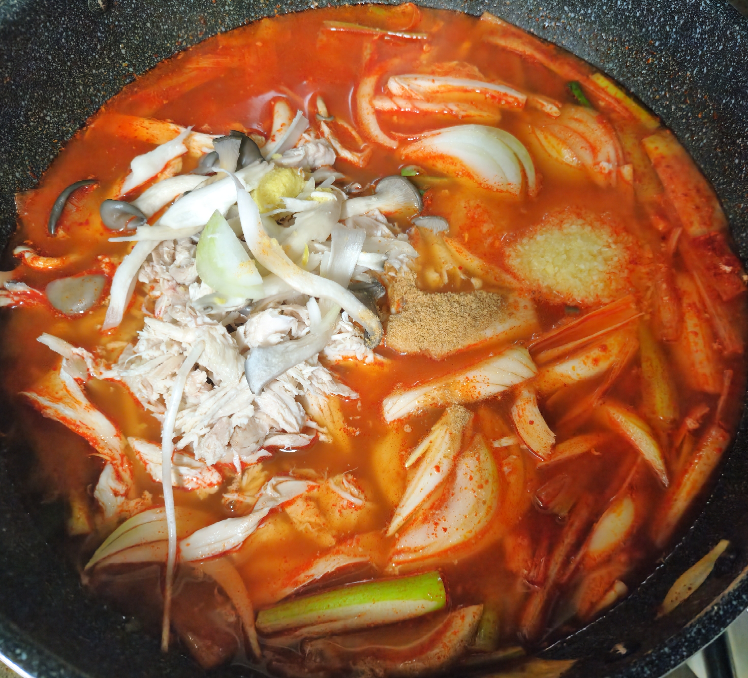 두번째-재료를-모두-넣고-끓이는-모습