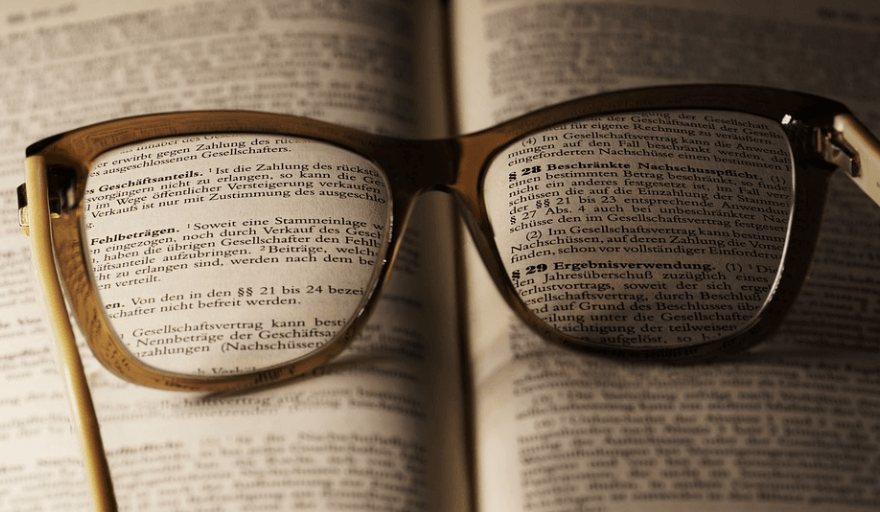 다슬기 효능은 눈 건강에 도움이 된다 책 위에 안경이 놓여 있다
