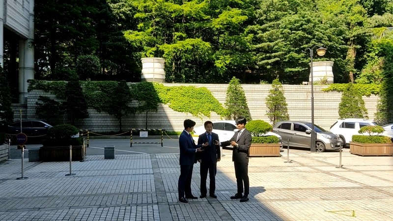  햇빛과 그늘을 오가는 촬영환경