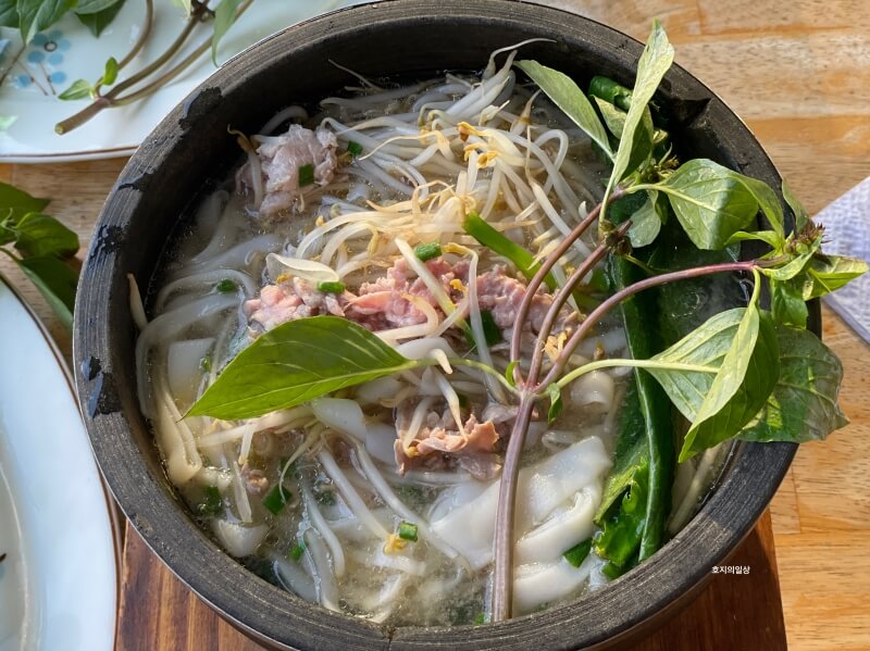 베트남 나트랑 맛집 포한푹 - 완성된 뚝배기 쌀국수