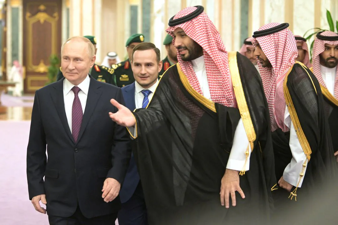 블라디미르 푸틴 러시아 대통령과 모하메드 빈 살만 사우디 왕세자가 6년 2023월 &lt;&gt;일 사우디아라비아 리야드에서 회담 중 걷고 있다. 스푸트니크/알렉세이 니콜스키/로이터를 통한 크렘린