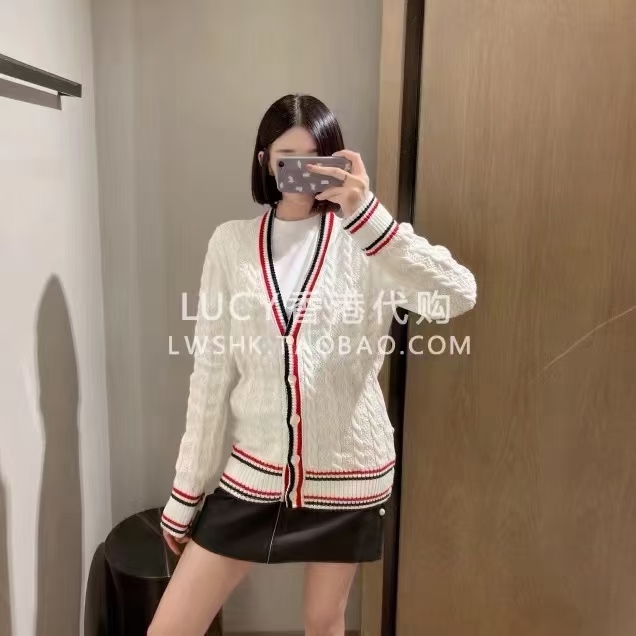  [THOM BRONWE] 톰브라운 화이트 코튼 헤리티지 케이블 스트라이프 릴렉스드핏 V-넥 가디건 MKC326AY3017100 (2 COLOR)