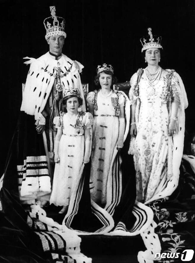 엘리자베스 2세 영국 여왕이 1937년 5월 12일 부친 조지 6세 당시 국왕과 모친 엘리자베스 여왕