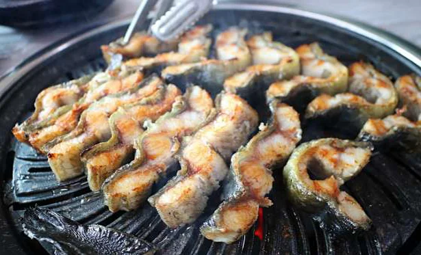 짚불로 두번구워 불맛을 두번입힌 장어 청미짚불장어
