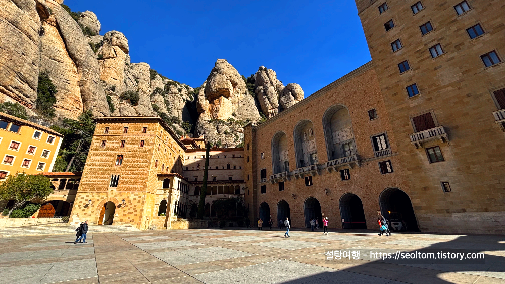 천연 암석과 함께 몬트세라트 수도원 (Abbey of Montserrat) 전경