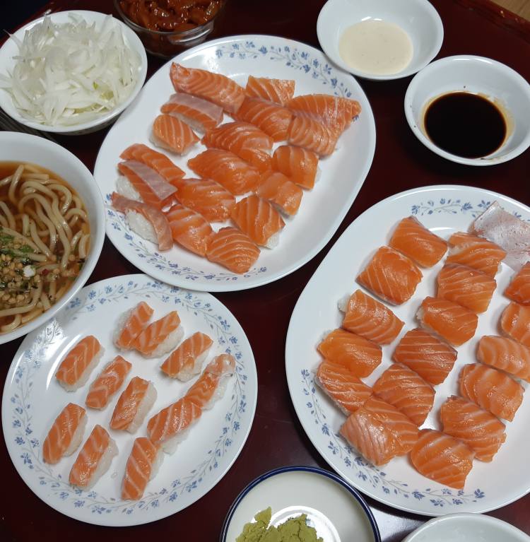 건강한 식단 저녁 식사 연어 초밥 만들기