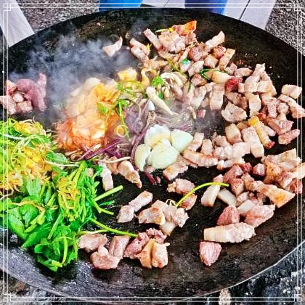  어서와 한국은 처음이지 글램핑, 오토 캠핑, 캬라반, 솥뚜껑 흑돼지 삼겹살 구이 제주 서귀포 가게 7월 6일 뉴질랜드 앤디 가족 한라산 뷰 캠핑장에서 즐기는, 목살, 주먹고기 철판구이 가격 위..