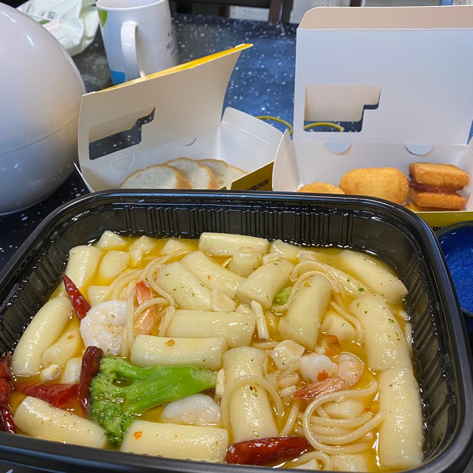 (걸작 떡볶이 치킨) 감바스 떡볶이 리뷰 / 스파게티면 추가는 필수!