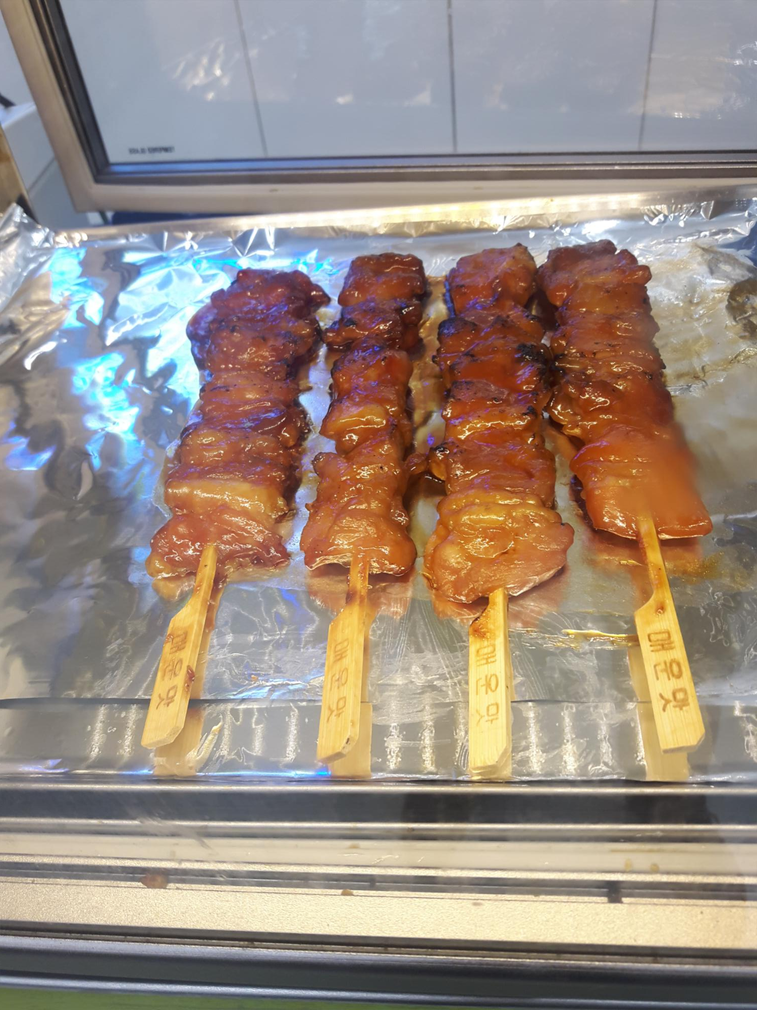  CU 숯불 닭꼬치 매콤한맛 먹어 봄