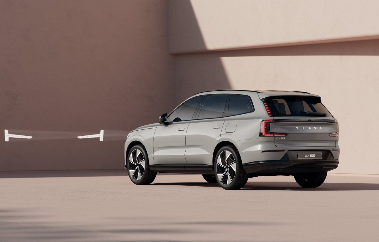 볼보 EX90에 'Sunlike LED' 새 조명 설치 1