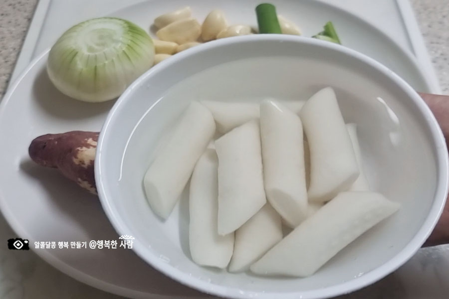 세 가지를 한꺼번에 맛보는 삼겹, 푸살볶음, 고추장삼겹살, 고구마 떡, 고기 17