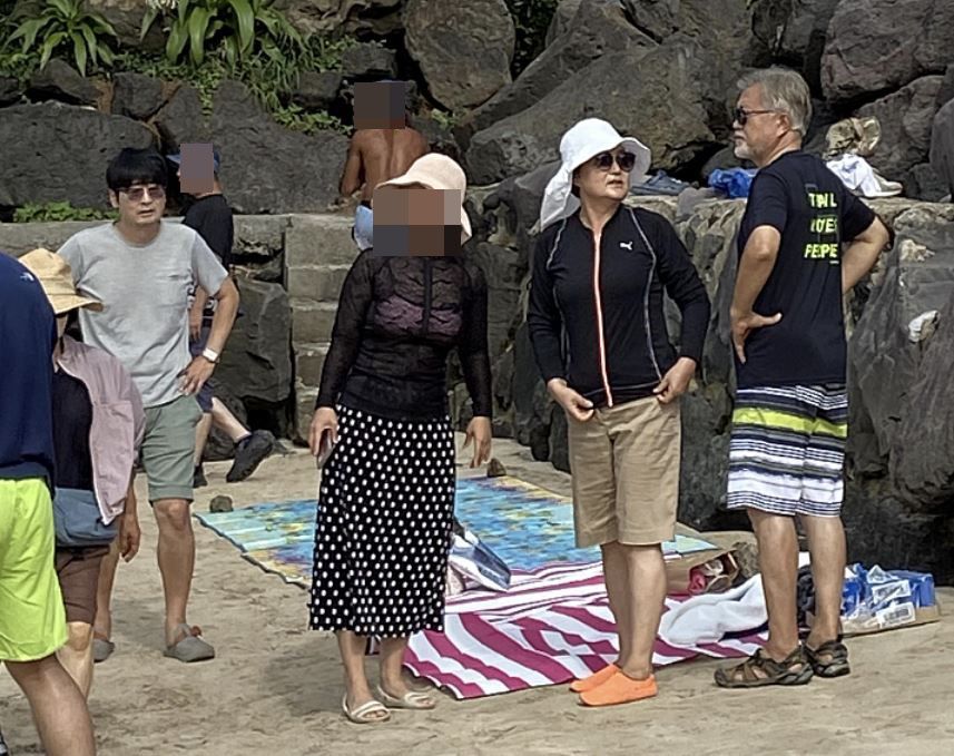  제주로 휴가 간 文부부, 해수욕장 방문..탁현민도 동행