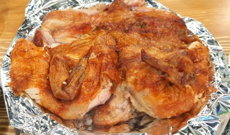 호일-접시-위에-통닭