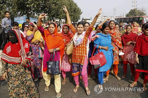 임금인상 시위하는 방글라데시 여성 노동자들