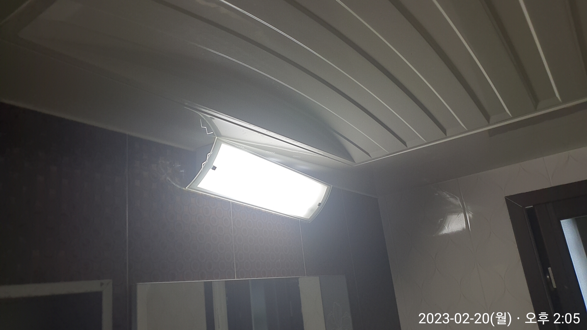 욕실 형광등 교체가 완료된 사진
