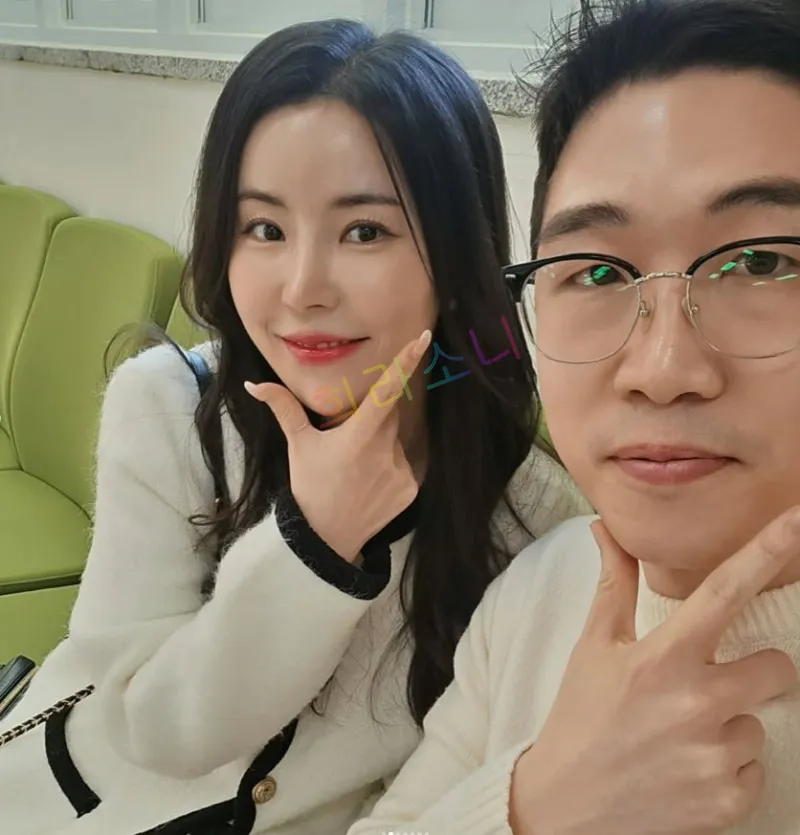 24기 영식과 10기 영숙이 함께 셀카를 찍고 있다. 영숙은 검은 머리를 자연스럽게 내리고 하얀 코트를 입고 있으며&amp;#44; 영식은 안경을 쓰고 베이지색 상의를 입고 있다. 두 사람 모두 손으로 브이(V) 포즈를 변형한 듯한 손짓을 하고 있다. 배경에는 녹색 소파가 보인다. 자막에는 &amp;quot;희라소니&amp;quot;라는 텍스트가 보인다.
