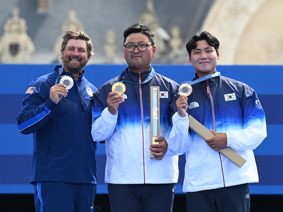 4일(현지시각) 프랑스 파리 앵발리드에서 열린 2024 파리올림픽 양궁 남자 개인전에서 금메달을 딴 김우진과 동메달을 딴 이우석이 시상식에서 메달을 들고 있다. 파리/올림픽사진공동취재단