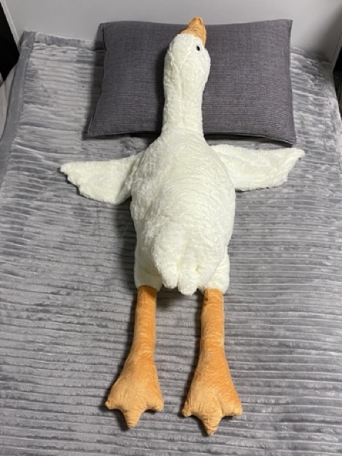거대한 오리 인형의 침대에서