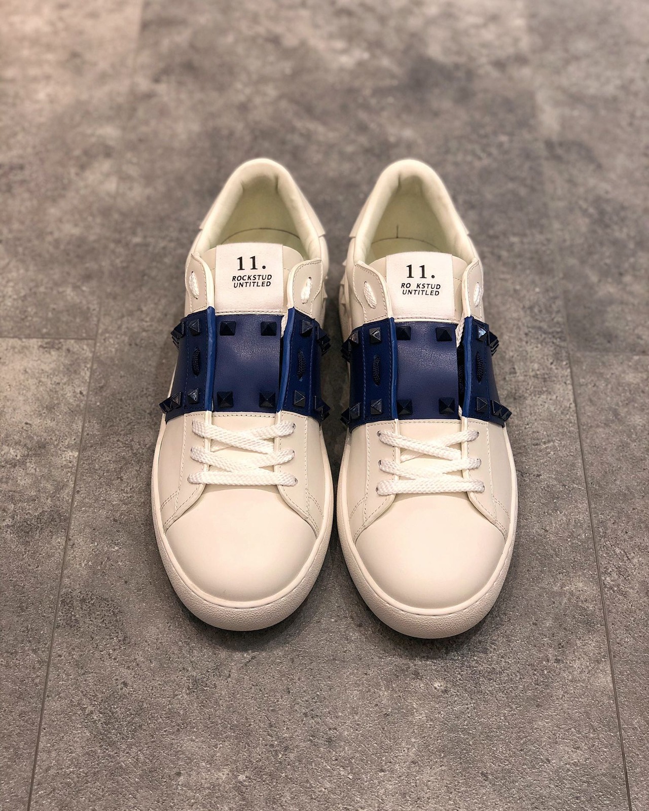  [VALENTINO] 발렌티노 톤온톤 락스터드 언타이틀 스니커즈 UY2S0931LTU52Q