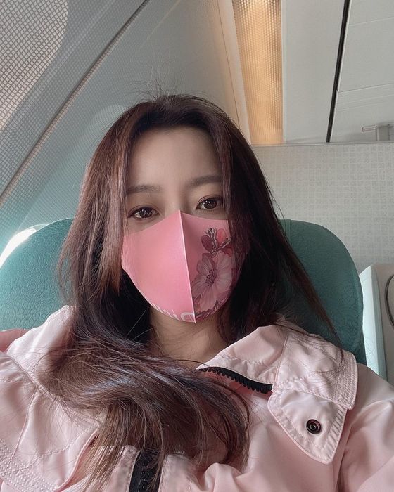  김희선, 마스크로도 가릴 수 없는 미모....반짝이는 눈망울!