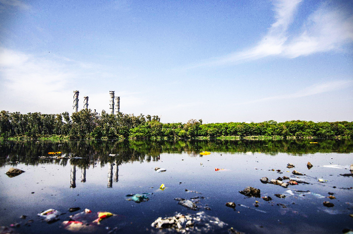 재활용코디네이터-환경오염-오염된강가-쓰레기가있는-강가-강가의공장-모습