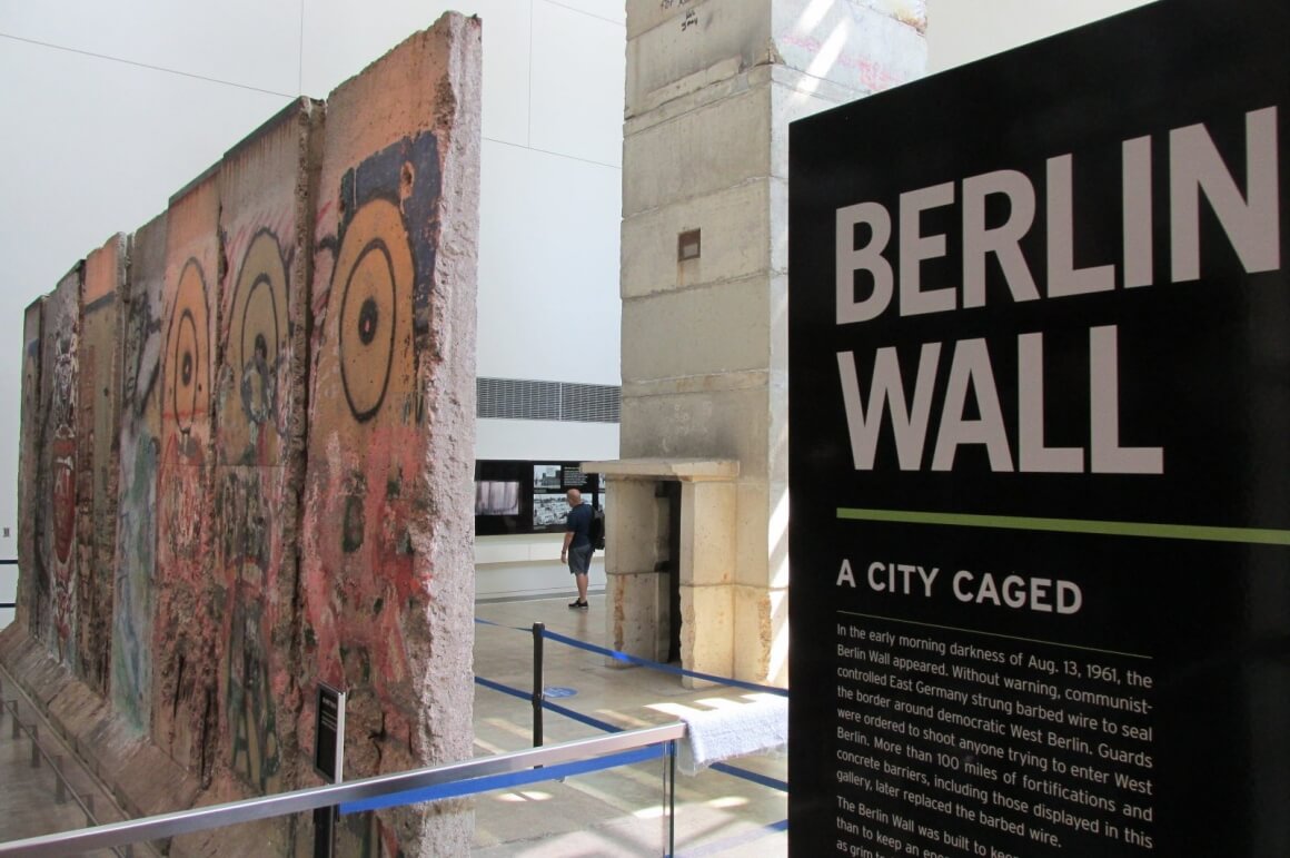 베를린 장벽 갤러리 약 3.6미터 높이의 콘크리트장벽 8개가 전시되고 있다.