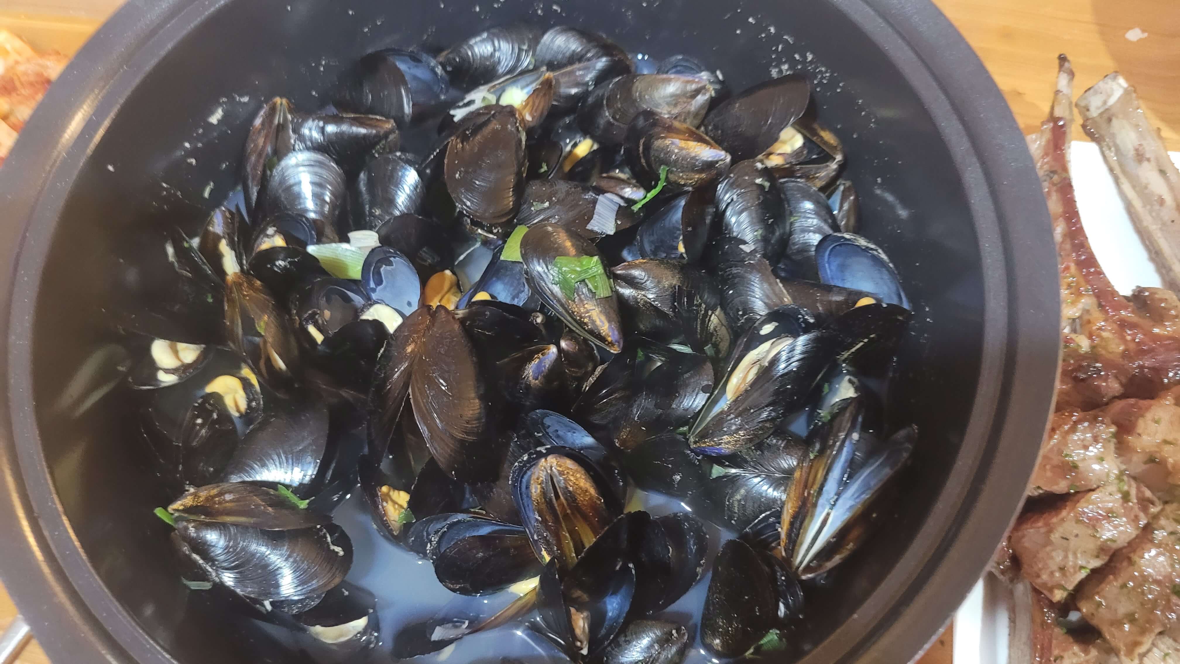 한국식 홍합탕과 곁들인 부식, 맛있게 조리된 홍합과 구운 고기