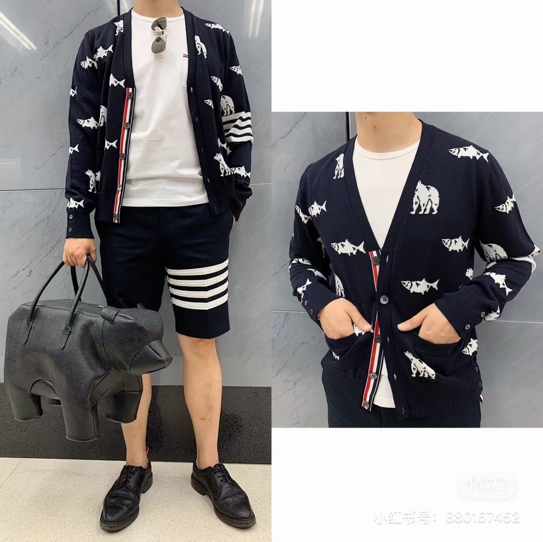  [THOM BROWNE] 톰브라운 메리노 울 베어 앤 살몬 하프 드롭 인타르시아 4-바 스트라이프 릴렉스 핏 브이넥 가디건 MKC350AY1002415 (3 COLOR)