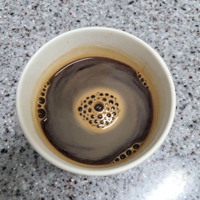 종이컵에-담져진-뜨거운-커피