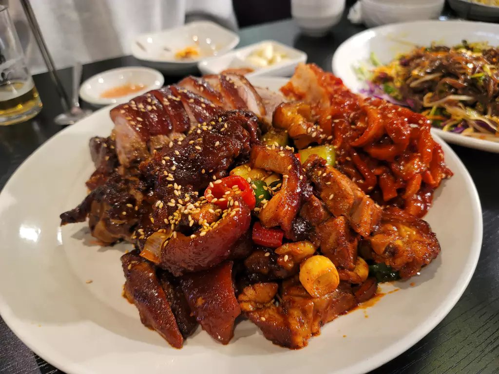 반반족발&#44; 일반족발과 매운족발이 반반으로 들어가 있다.