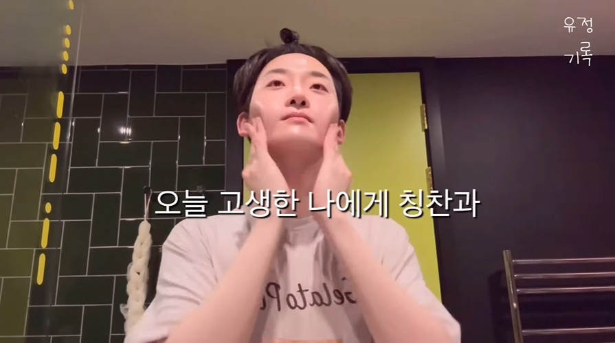 팬들 놀랄까 봐 천천히 화장 지우는 남돌...jpg | 인스티즈