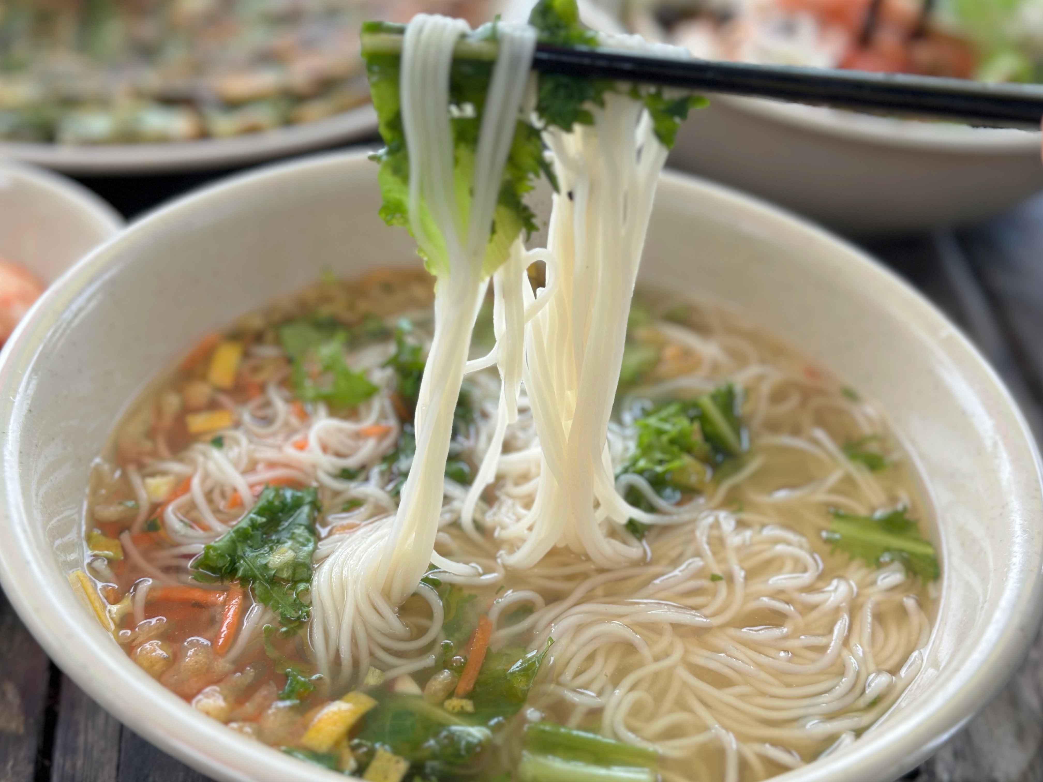 레트로 찐바이브 북한강 남한강 라이딩 필수코스 맛집 '돌미나리집' 양평 팔당 남양주 능내역 서울근교 미나리전 비빔국수 잔치국수 주차정보 애견동반