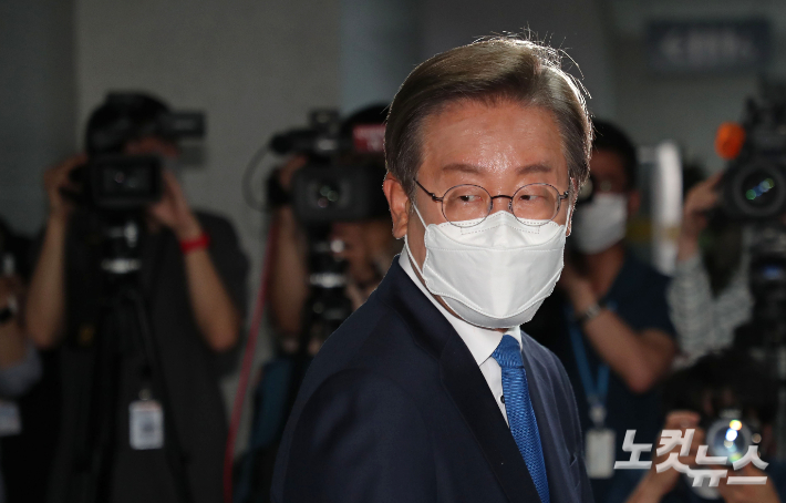  檢, 이재명 배임 피의자 적시 관련자 조사까지 마쳤다 대장동 수사팀 배임 혐의 입증 수사 대장동·제1공단 결합개발 포기 화천대유 수천억 개발비 아껴 업자들 이익만 커지고 성남시 소외