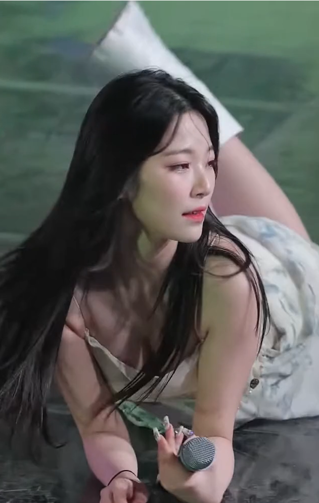  프로미스나인 백지헌 원피스 의상 무대움짤 mp4