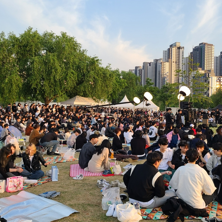 반포 한강 공원 잔디밭에서 버스킹을 즐기는 사람들