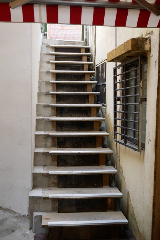 더레이지캣-2층가는-계단