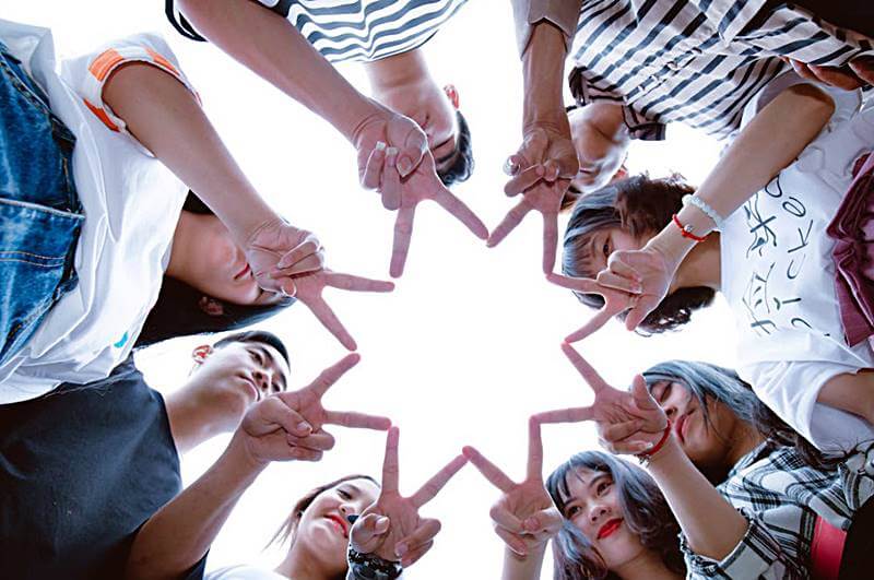 원형으로-둘러서서-손을모아-포즈를-취하는-모습