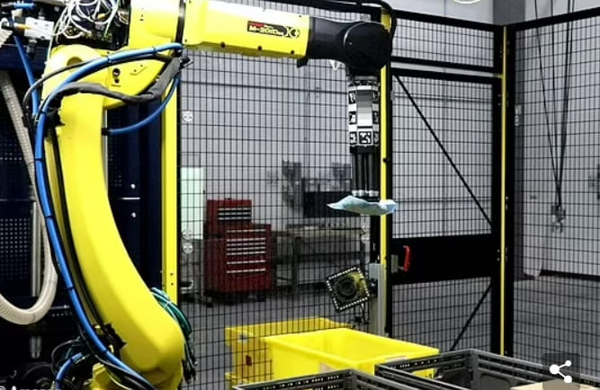 수백만 개 물건을 분류하는 아마존의 스패로우 로봇 팔 VIDEO: Amazon uses new robotic arm to pick up and identify products