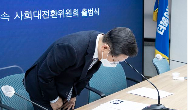 사회대전환위원회-출범식이-끝난-후-아들의-불법도박-보도에-사과하는-이재명후보