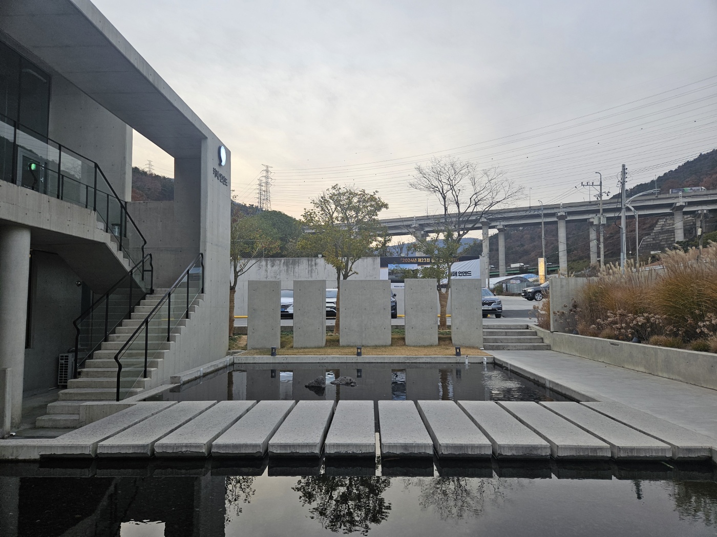 세련된 건축미 대형 카페 언엔드 추천